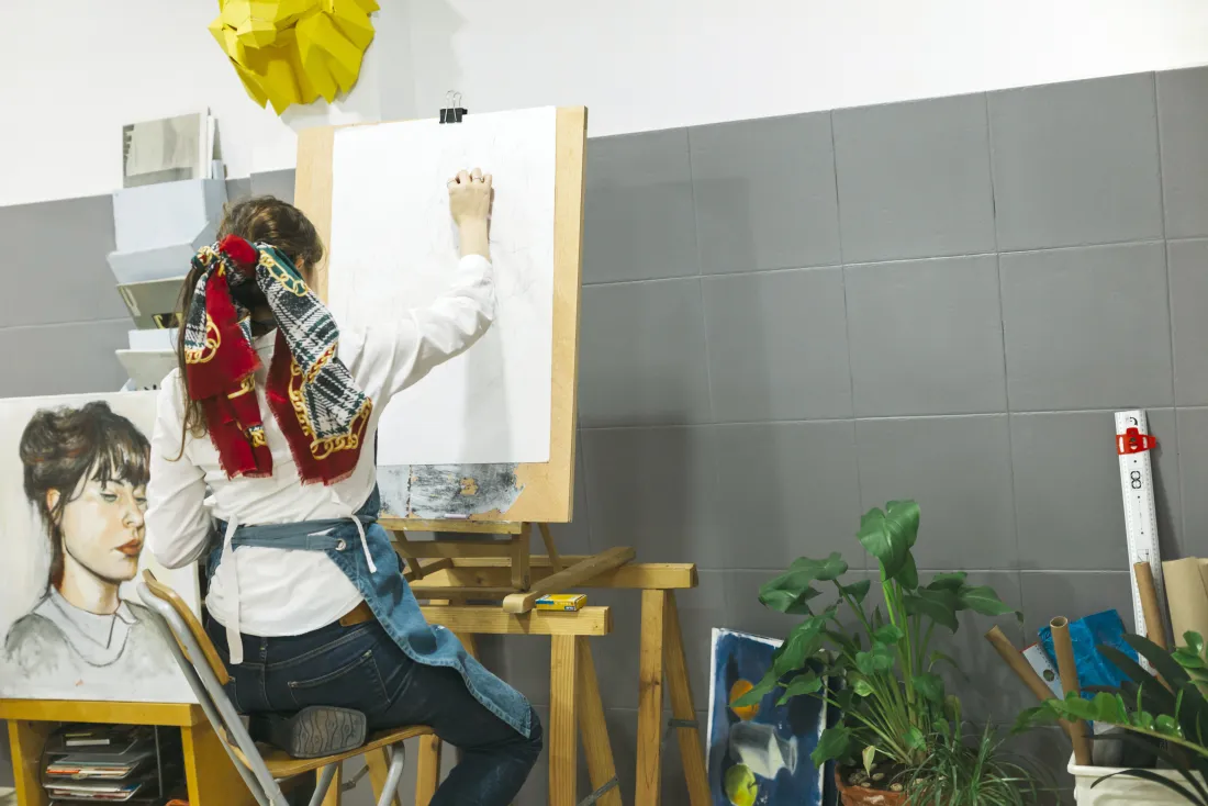 Art student sketching a portrait on an easel in the Raga Design Academy studio
